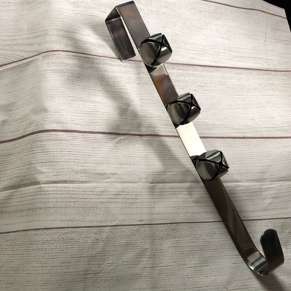 NWOT Brushed Nickel Over-The-Door Wreath Hanger with Bells - Picture 3 of 13